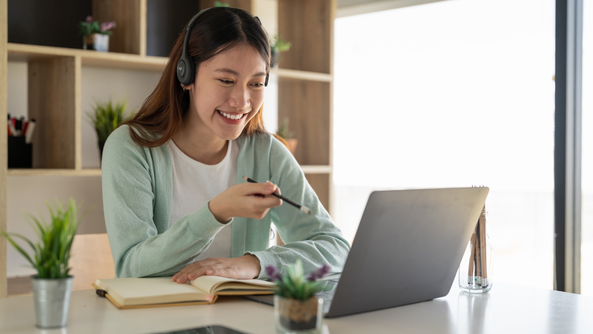 How Online English Tutors Help Students Master the Art of Digital Storytelling